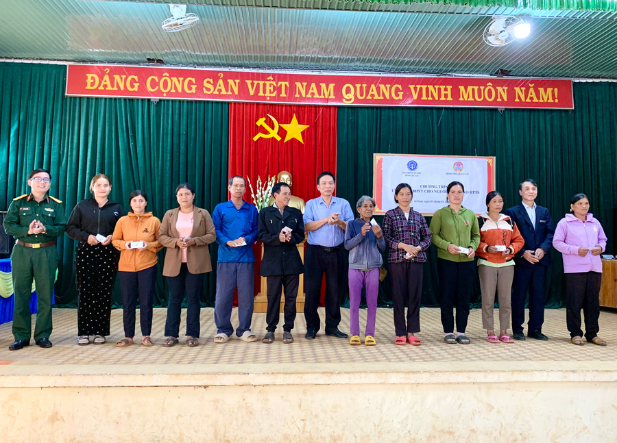 Đại diện ban tổ chức chương trình chụp ảnh lưu niệm với người dân. Ảnh: Như Nguyện Đại diện ban tổ chức chương trình chụp ảnh lưu niệm với người dân. Ảnh: Như Nguyện