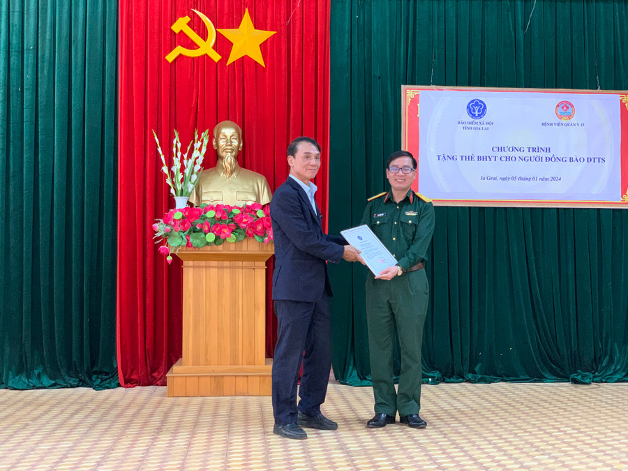 Ông Nguyễn Văn Mau-Phó Giám đốc BHXH Gia Lai đã trao thư cám ơn đến Bệnh viện Quân y 15. Ảnh: Như Nguyện Ông Nguyễn Văn Mau-Phó Giám đốc BHXH Gia Lai đã trao thư cám ơn đến Bệnh viện Quân y 15. Ảnh: Như Nguyện