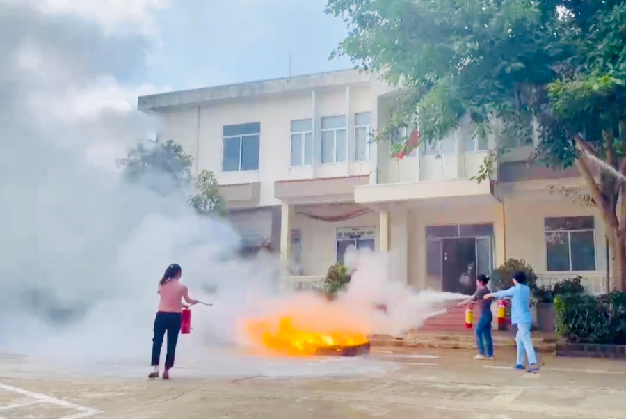 Cán bộ, nhân viên y tế Bệnh viện 331 sử dụng các phương tiện chữa cháy tại chỗ, triển khai đội hình chữa cháy để dập tắt đám cháy tại buổi thực tập. Ảnh: Thành Chung