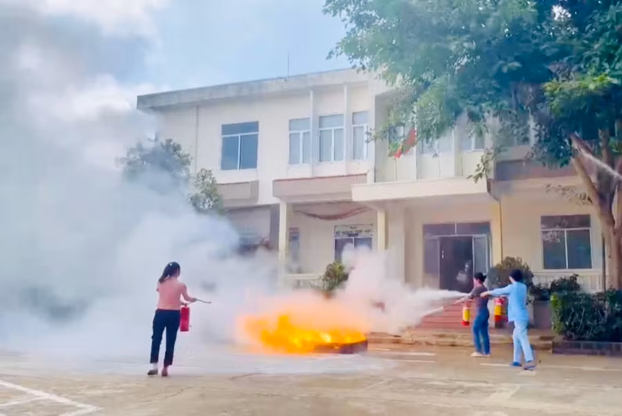 Cán bộ, nhân viên y tế Bệnh viện 331 sử dụng các phương tiện chữa cháy tại chỗ, triển khai đội hình chữa cháy để dập tắt đám cháy tại buổi thực tập. Ảnh: Thành Chung