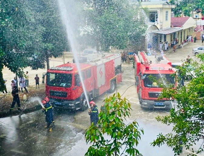 Lực lượng Cảnh sát PCCC và CNCH triển khai xử lý tình huống theo phương án cháy giả định tại Khu Hành chính Bệnh viện 331. Ảnh: Thành Chung