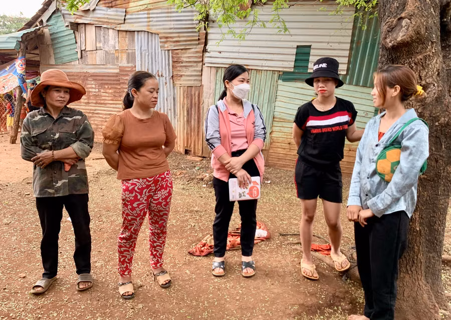 Cán bộ y tế huyện Đức Cơ tuyên truyền người dân tăng cường các biện pháp phòng-chống bệnh sốt rét. Ảnh: Như Nguyện