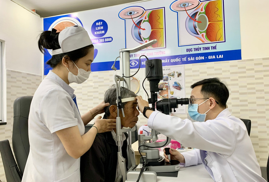 Khám bệnh cho người cao tuổi tại Bệnh viện Mắt Quốc tế Sài Gòn- Gia Lai. Ảnh: Như Nguyện
