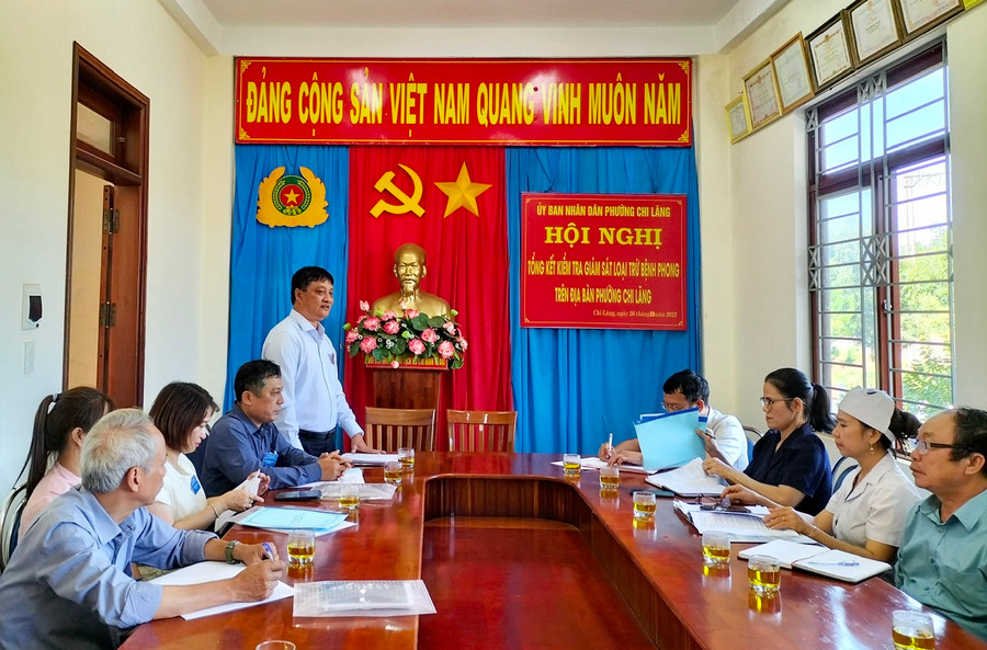 Trước đó, sáng 26-10, Hội đồng kiểm tra, công nhận loại trừ bệnh phong quy mô cấp huyện của tỉnh Gia Lai chia làm 2 đoàn tiến hành kiểm tra công tác phòng-chống phong tại phường Chi Lăng và xã Chư Á. Ảnh: Như Nguyện