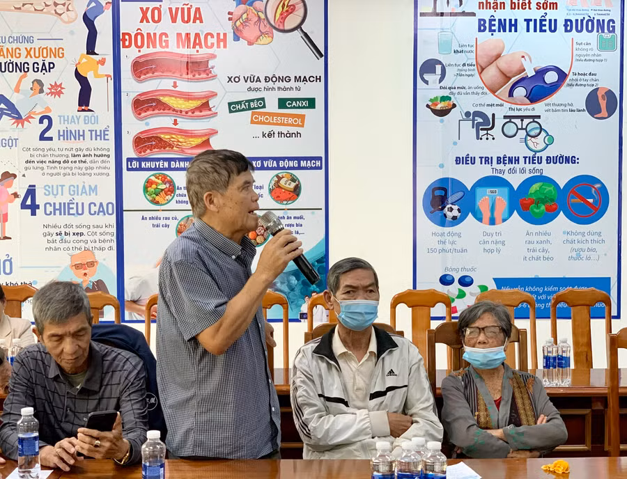 Người cao tuổi nêu câu hỏi về bệnh lý đường tiêu hóa tại buổi sinh hoạt. Ảnh: Như Nguyện Người cao tuổi nêu câu hỏi về bệnh lý đường tiêu hóa tại buổi sinh hoạt. Ảnh: Như Nguyện