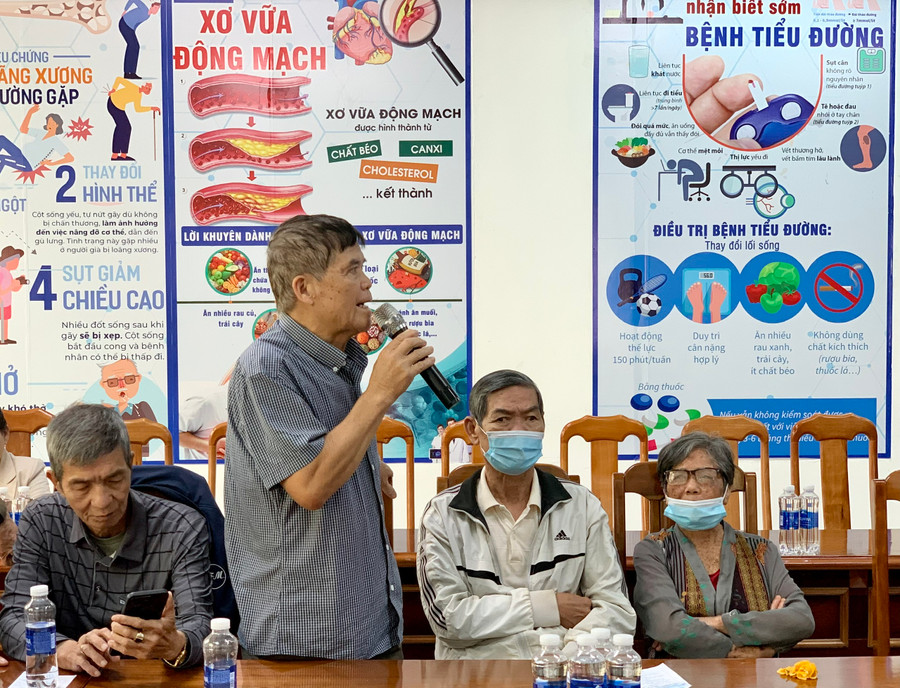 Người cao tuổi nêu câu hỏi về bệnh lý đường tiêu hóa tại buổi sinh hoạt. Ảnh: Như Nguyện Người cao tuổi nêu câu hỏi về bệnh lý đường tiêu hóa tại buổi sinh hoạt. Ảnh: Như Nguyện