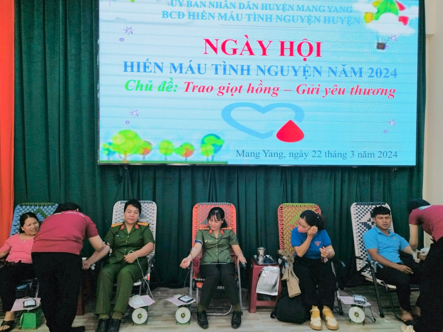 Với thông điệp “Trao giọt hồng-Gửi yêu thương”, lễ phát động hiến máu tình nguyện đợt 1 năm 2024 của huyện Mang Yang thu hút nhiều người tham gia đăng ký hiến máu. Ảnh: Như Nguyện Với thông điệp “Trao giọt hồng-Gửi yêu thương”, lễ phát động hiến máu tình nguyện đợt 1 năm 2024 của huyện Mang Yang thu hút nhiều người tham gia đăng ký hiến máu. Ảnh: Như Nguyện