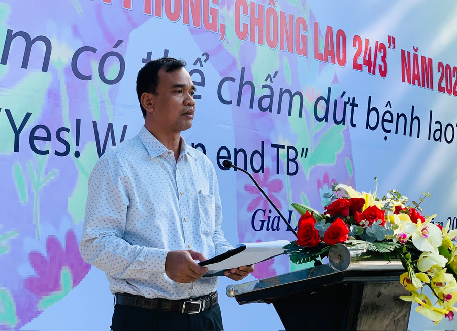Ông Đinh Hà Nam- Phó Giám đốc Sở Y tế Gia Lai phát biểu tại Lễ mít tinh. Ảnh: Như Nguyện Ông Đinh Hà Nam- Phó Giám đốc Sở Y tế Gia Lai phát biểu tại Lễ mít tinh. Ảnh: Như Nguyện