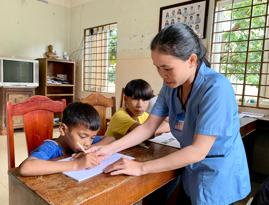 Chăm sóc trẻ mồ côi tại Trung tâm Bảo trợ tổng hợp tỉnh Gia Lai. Ảnh: Như Nguyện