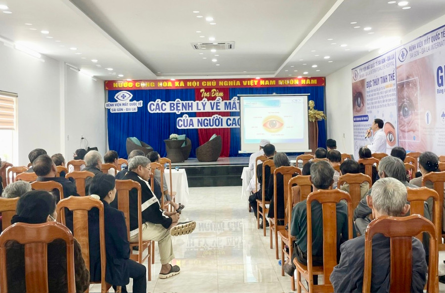 Trên 100 người cao tuổi tham gia Hội thảo với chủ đề “Các bệnh lý về mắt thường gặp của người cao tuổi” do Bệnh viện Mắt Quốc tế Sài Gòn-Gia Lai tổ chức sáng 10-9. Ảnh: Như Nguyện Trên 100 người cao tuổi tham gia Hội thảo với chủ đề “Các bệnh lý về mắt thường gặp của người cao tuổi” do Bệnh viện Mắt Quốc tế Sài Gòn-Gia Lai tổ chức sáng 10-9. Ảnh: Như Nguyện