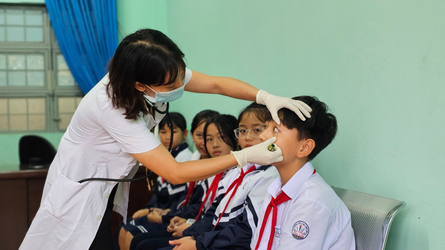 Khám mắt cho học sinh tại Trường Tiểu học Ngô Mây (TP. Pleiku). Ảnh: Như Nguyện Khám mắt cho học sinh tại Trường Tiểu học Ngô Mây (TP. Pleiku). Ảnh: Như Nguyện