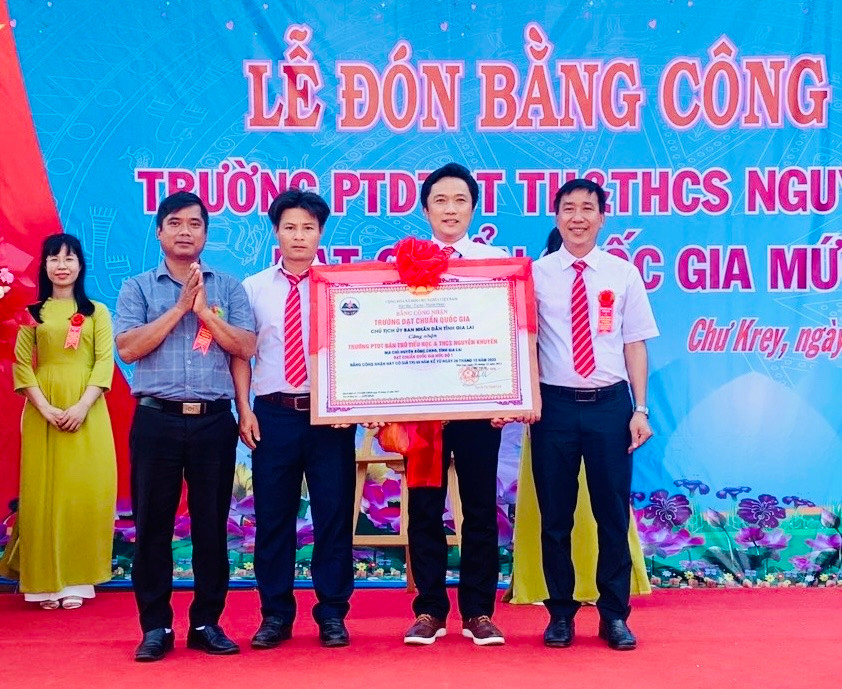 Đại diện lãnh đạo Trường Phổ thông dân tộc bán trú Tiểu học và THCS Nguyễn Khuyến (xã Chư Krey, huyện Kông Chro, tỉnh Gia Lai) đón bằng công nhận là trường đạt chuẩn quốc gia mức độ I. Ảnh: Nhà trường cung cấp Đại diện lãnh đạo Trường Phổ thông dân tộc bán trú Tiểu học và THCS Nguyễn Khuyến (xã Chư Krey, huyện Kông Chro, tỉnh Gia Lai) đón bằng công nhận là trường đạt chuẩn quốc gia mức độ I. Ảnh: Nhà trường cung cấp