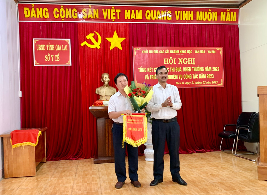 Ông Đinh Hà Nam- Phó Giám đốc Sở Y tế trao cờ Khối trưởng Khối thi đua các sở, ngành Khoa học- Văn hóa- Xã hội tỉnh năm 2023 cho đại diện Sở Giáo dục- Đào tạo. Ảnh: Như Nguyện