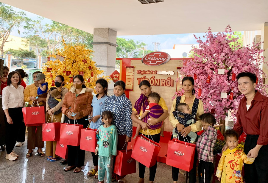Unilever Việt Nam phối hợp với Bệnh viện Nhi Gia Lai tổ chức chương trình "Cùng Lifebuoy trao Tết ổn đến cho y bác sĩ và bệnh nhân" nhân dịp Tết Nguyên đán Giáp Thìn 2024. Ảnh: Như Nguyện Unilever Việt Nam phối hợp với Bệnh viện Nhi Gia Lai tổ chức chương trình "Cùng Lifebuoy trao Tết ổn đến cho y bác sĩ và bệnh nhân" nhân dịp Tết Nguyên đán Giáp Thìn 2024. Ảnh: Như Nguyện