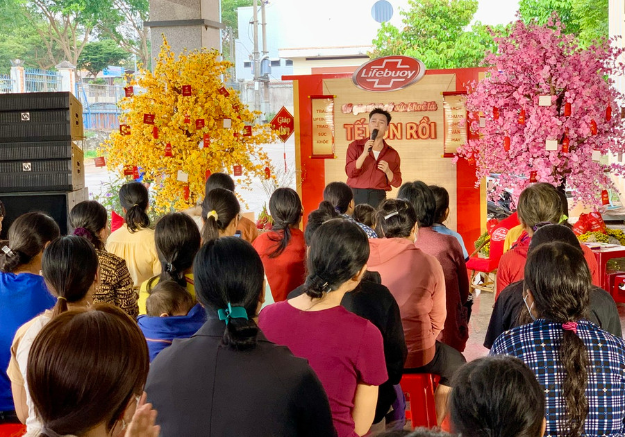 Nhạc sĩ, ca sĩ Bùi Công Nam hát tặng y bác sĩ và bệnh nhi tại Bệnh viện Nhi Gia Lai. Ảnh: Như Nguyện Nhạc sĩ, ca sĩ Bùi Công Nam hát tặng y bác sĩ và bệnh nhi tại Bệnh viện Nhi Gia Lai. Ảnh: Như Nguyện
