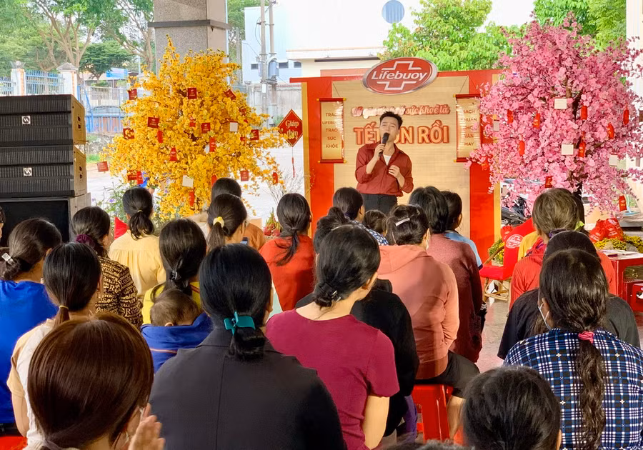 Nhạc sĩ, ca sĩ Bùi Công Nam hát tặng y bác sĩ và bệnh nhi tại Bệnh viện Nhi Gia Lai. Ảnh: Như Nguyện