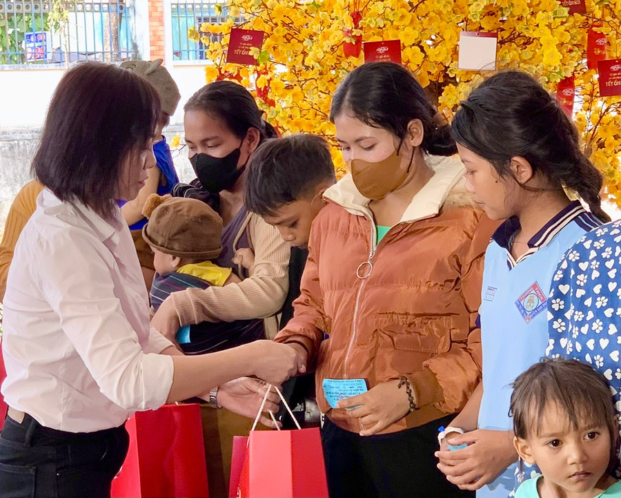 Đại diện Unilever Việt Nam trao quà đến các bệnh nhi. Ảnh: Như Nguyện Đại diện Unilever Việt Nam trao quà đến các bệnh nhi. Ảnh: Như Nguyện