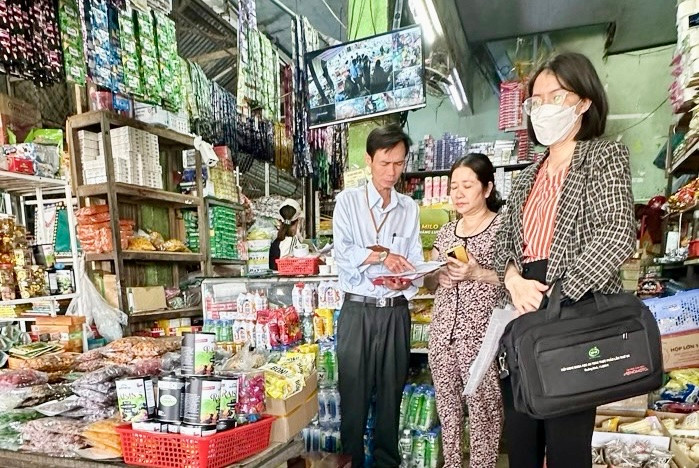 Đoàn liên ngành của tỉnh kiểm tra tại Hộ kinh doanh tạp hóa (70 Phan Bội Châu, phường An Phú, thị xã An Khê). Ảnh: Như Nguyện Đoàn liên ngành của tỉnh kiểm tra tại Hộ kinh doanh tạp hóa (70 Phan Bội Châu, phường An Phú, thị xã An Khê). Ảnh: Như Nguyện