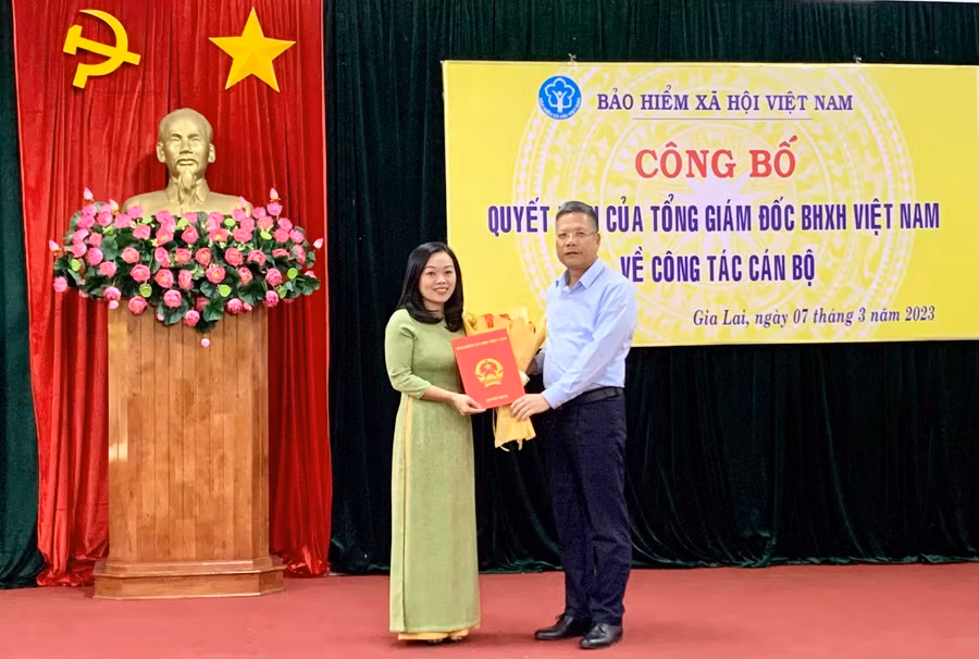 Phó Tổng Giám đốc BHXH Việt Nam Trần Đình Liệu trao quyết định bổ nhiệm bà Trần Thị Hồng Hạnh giữ chức vụ Phó Giám đốc BHXH tỉnh Gia Lai kể từ ngày 1-3-2023. Ảnh: Như Nguyện