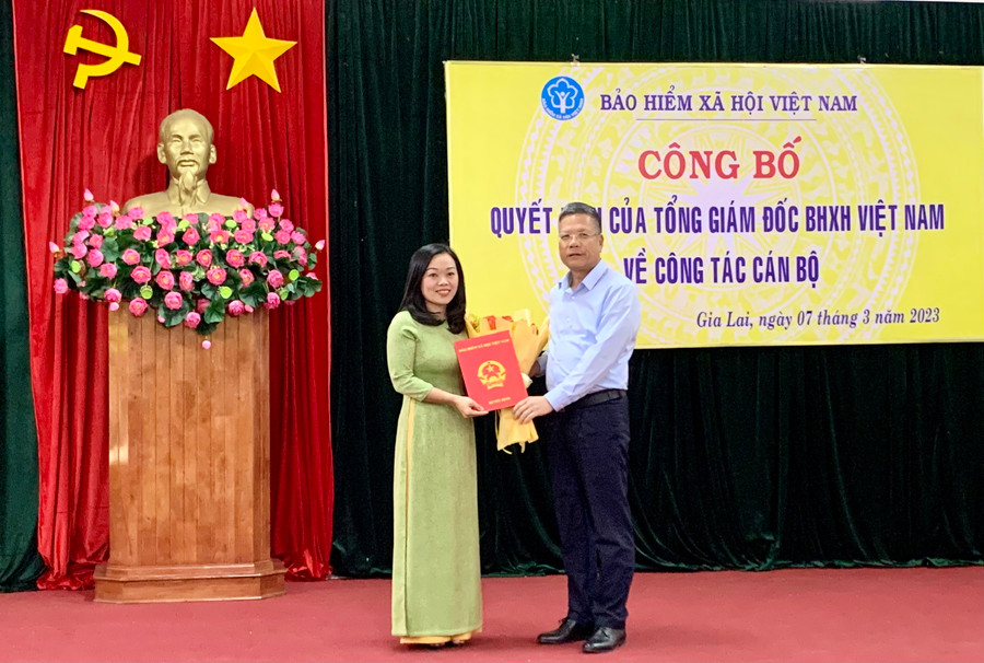 Phó Tổng Giám đốc BHXH Việt Nam Trần Đình Liệu trao quyết định bổ nhiệm bà Trần Thị Hồng Hạnh giữ chức vụ Phó Giám đốc BHXH tỉnh Gia Lai kể từ ngày 1-3-2023. Ảnh: Như Nguyện Phó Tổng Giám đốc BHXH Việt Nam Trần Đình Liệu trao quyết định bổ nhiệm bà Trần Thị Hồng Hạnh giữ chức vụ Phó Giám đốc BHXH tỉnh Gia Lai kể từ ngày 1-3-2023. Ảnh: Như Nguyện