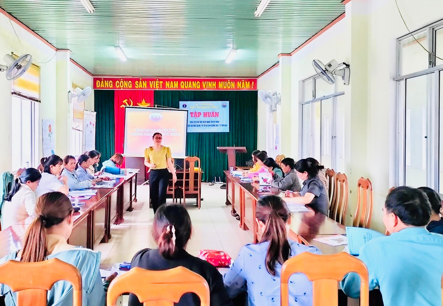 Gần 30 nhân viên y tế được tập huấn kỹ năng truyền thông chăm sóc sức khỏe bà mẹ-trẻ em. Ảnh: Như Nguyện