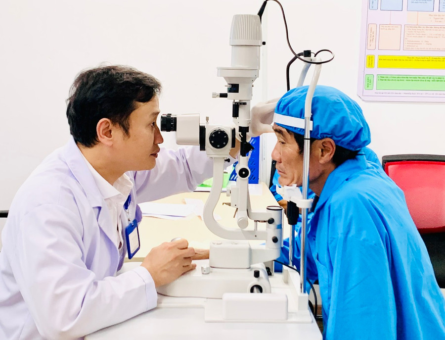 Bác sĩ thăm khám cho bệnh nhân Đặng Hữu Hoà. Ảnh: Như Nguyện Bác sĩ thăm khám cho bệnh nhân Đặng Hữu Hoà. Ảnh: Như Nguyện