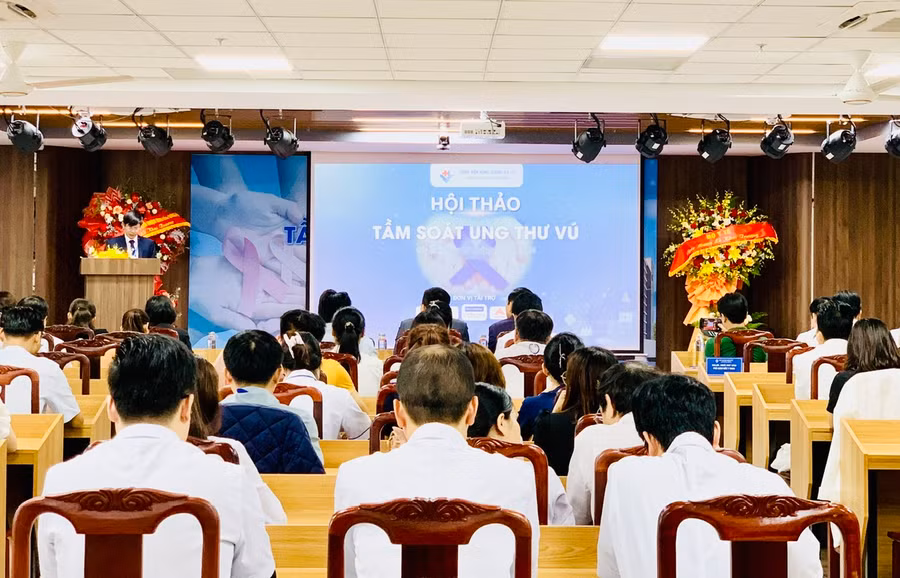 Bệnh viện Hùng Vương Gia Lai tổ chức Hội thảo tầm soát ung thư vú với sự tham gia hỗ trợ về chuyên môn của các bác sĩ đến từ Bệnh viện Hùng Vương (TP. Hồ Chí Minh). Ảnh: Như Nguyện