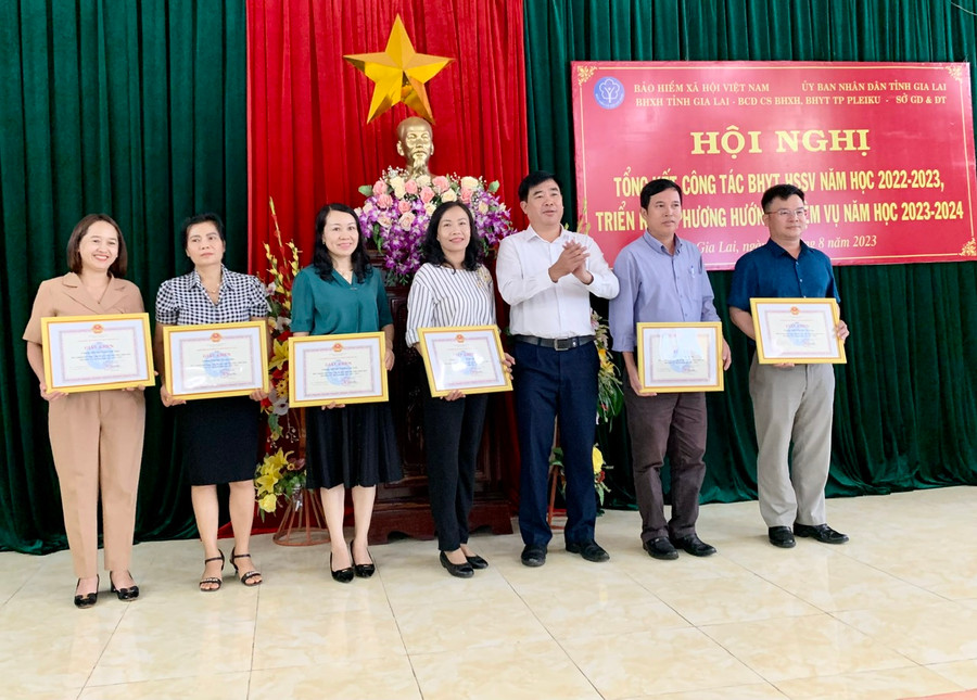 Ông Trần Ngọc Tuấn-Phó Giám đốc BHXH tỉnh trao giấy khen của Giám đốc BHXH Gia Lai cho các tập thể thực hiện tốt công tác BHYT HSSV trong năm học qua. Ảnh: Như Nguyện Ông Trần Ngọc Tuấn-Phó Giám đốc BHXH tỉnh trao giấy khen của Giám đốc BHXH Gia Lai cho các tập thể thực hiện tốt công tác BHYT HSSV trong năm học qua. Ảnh: Như Nguyện
