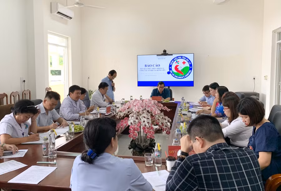 Quang cảnh buổi làm việc của Đoàn công tác Bộ Y tế tại Bệnh viện Nhi Gia Lai. Ảnh: Như Nguyện