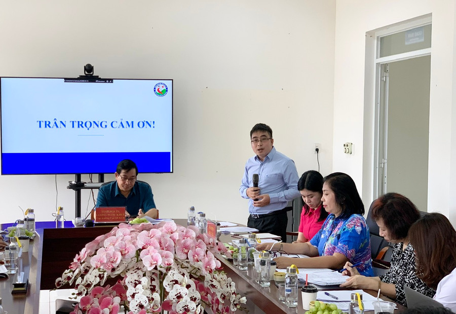 Thành viên Đoàn công tác Bộ Y tế hướng dẫn cụ thể đối với Bệnh viện Nhi Gia Lai trong vấn đề thực hiện công tác xã hội tại bệnh viện. Ảnh: Như Nguyện Thành viên Đoàn công tác Bộ Y tế hướng dẫn cụ thể đối với Bệnh viện Nhi Gia Lai trong vấn đề thực hiện công tác xã hội tại bệnh viện. Ảnh: Như Nguyện