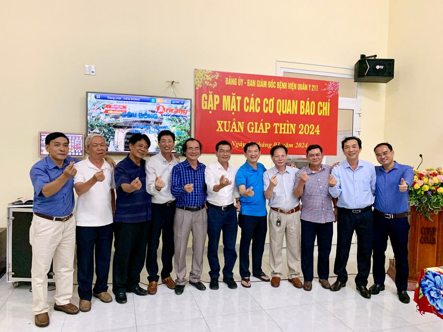 Đảng ủy, Ban Giám đốc Bệnh viện Quân y 211 chụp hình lưu niệm với đại diện các cơ quan báo chí Trung ương và địa phương hoạt động trên địa bàn tỉnh. Ảnh: Như Nguyện Đảng ủy, Ban Giám đốc Bệnh viện Quân y 211 chụp hình lưu niệm với đại diện các cơ quan báo chí Trung ương và địa phương hoạt động trên địa bàn tỉnh. Ảnh: Như Nguyện