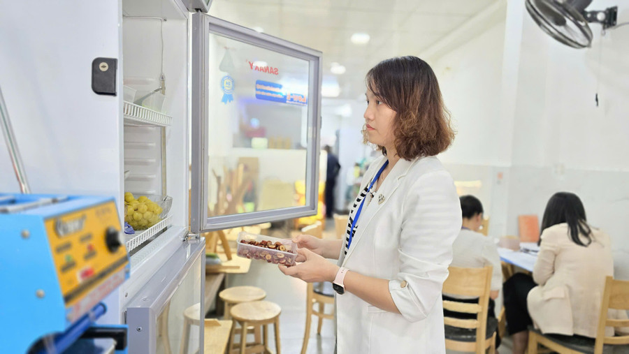 Cơ quan chức năng kiểm tra tại Tiệm chè và Trà sữa Cô Ba Sài Gòn sau khi ghi nhận thông tin nghi ngờ ngộ độc thực phẩm. Kết quả kiểm nghiệm mẫu trà sữa của cơ sở an toàn theo quy định. Ảnh: Như Nguyện Cơ quan chức năng kiểm tra tại Tiệm chè và Trà sữa Cô Ba Sài Gòn sau khi ghi nhận thông tin nghi ngờ ngộ độc thực phẩm. Kết quả kiểm nghiệm mẫu trà sữa của cơ sở an toàn theo quy định. Ảnh: Như Nguyện