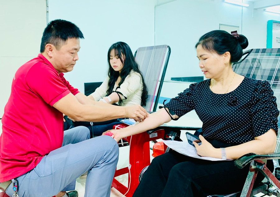 6 tháng đầu năm 2024, Ban Chỉ đạo vận động Hiến máu tình nguyện tỉnh phối hợp với các đơn vị tổ chức 45 đợt, tiếp nhận 10.014 đơn vị máu, đạt 58% so với kế hoạch năm 2024. Ảnh: Như Nguyện 6 tháng đầu năm 2024, Ban Chỉ đạo vận động Hiến máu tình nguyện tỉnh phối hợp với các đơn vị tổ chức 45 đợt, tiếp nhận 10.014 đơn vị máu, đạt 58% so với kế hoạch năm 2024. Ảnh: Như Nguyện