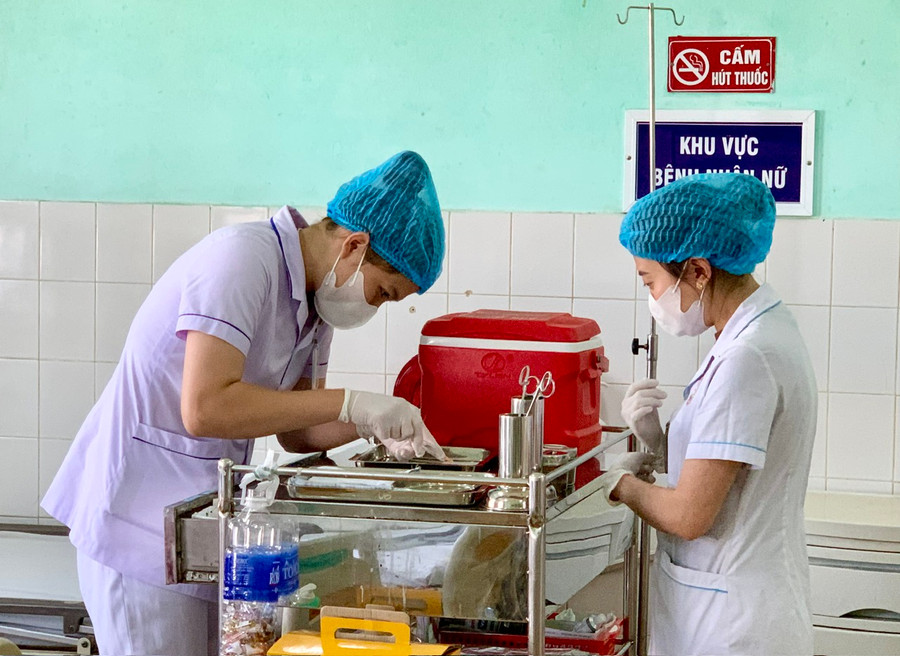 Bệnh viện Ung bướu TP. Hồ Chí Minh cam kết sẽ hỗ trợ, giúp đỡ về chuyên môn và đào tạo ung thư cho các bác sĩ và điều dưỡng Bệnh viện Đa khoa tỉnh trong thời gian tới. Ảnh: Như Nguyện Bệnh viện Ung bướu TP. Hồ Chí Minh cam kết sẽ hỗ trợ, giúp đỡ về chuyên môn và đào tạo ung thư cho các bác sĩ và điều dưỡng Bệnh viện Đa khoa tỉnh trong thời gian tới. Ảnh: Như Nguyện