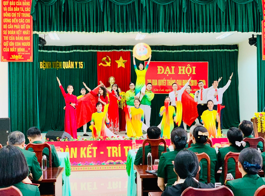 Văn nghệ chào mừng Đại hội thi đua Quyết thắng giai đoạn 2019-2024 do cán bộ, nhân viên Bệnh viện Quân y 15 biểu diễn. Ảnh: Như Nguyện Văn nghệ chào mừng Đại hội thi đua Quyết thắng giai đoạn 2019-2024 do cán bộ, nhân viên Bệnh viện Quân y 15 biểu diễn. Ảnh: Như Nguyện