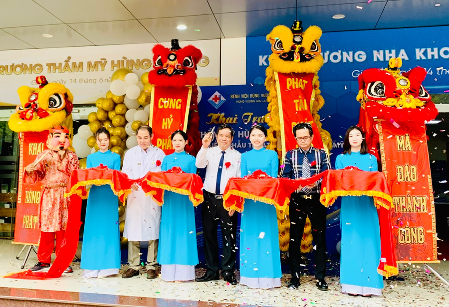 Đại diện lãnh đạo Bệnh viện Hùng Vương Gia Lai và các khách mời cắt băng khai trương Thẩm mỹ Hùng Vương. Ảnh: Như Nguyện