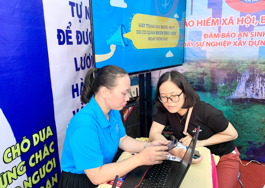 Cán bộ BHXH Gia Lai hướng dẫn người dân cài đặt ứng dụng VssID-BHXH số. Ảnh: Như Nguyện Cán bộ BHXH Gia Lai hướng dẫn người dân cài đặt ứng dụng VssID-BHXH số. Ảnh: Như Nguyện