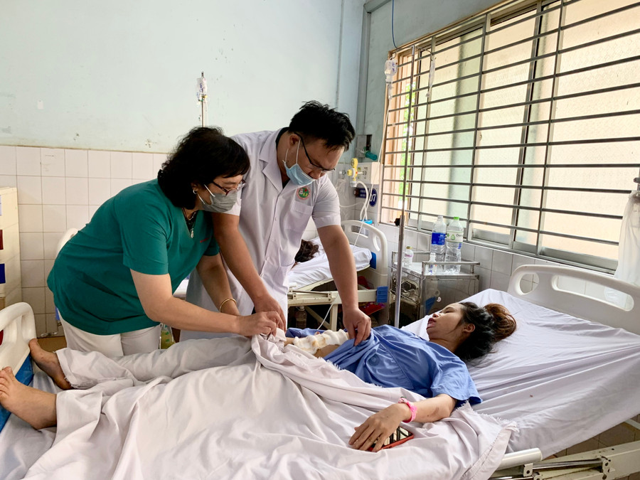 Các bác sĩ Khoa Sản (Bệnh viện Đa khoa Gia Lai) thăm khám cho chị M. sau phẫu thuật. Ảnh: Như Nguyện Các bác sĩ Khoa Sản (Bệnh viện Đa khoa Gia Lai) thăm khám cho chị M. sau phẫu thuật. Ảnh: Như Nguyện