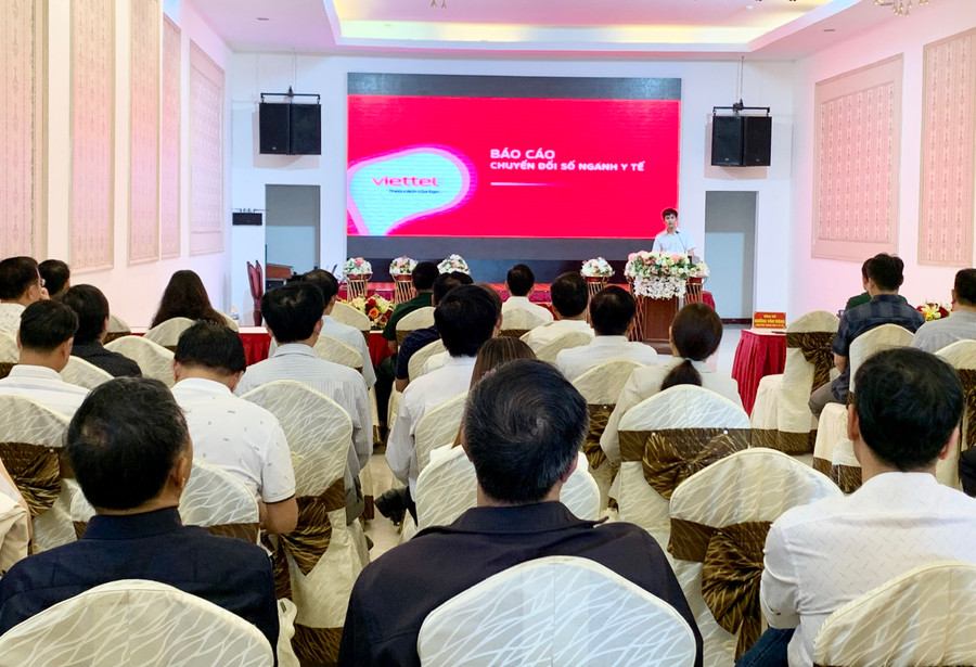 Ông Khổng Văn Đông- Giám đốc Trung tâm y tế số trình bày giải pháp chuyển đổi số lĩnh vực Y tế. Ảnh: Như Nguyện Ông Khổng Văn Đông- Giám đốc Trung tâm y tế số trình bày giải pháp chuyển đổi số lĩnh vực Y tế. Ảnh: Như Nguyện