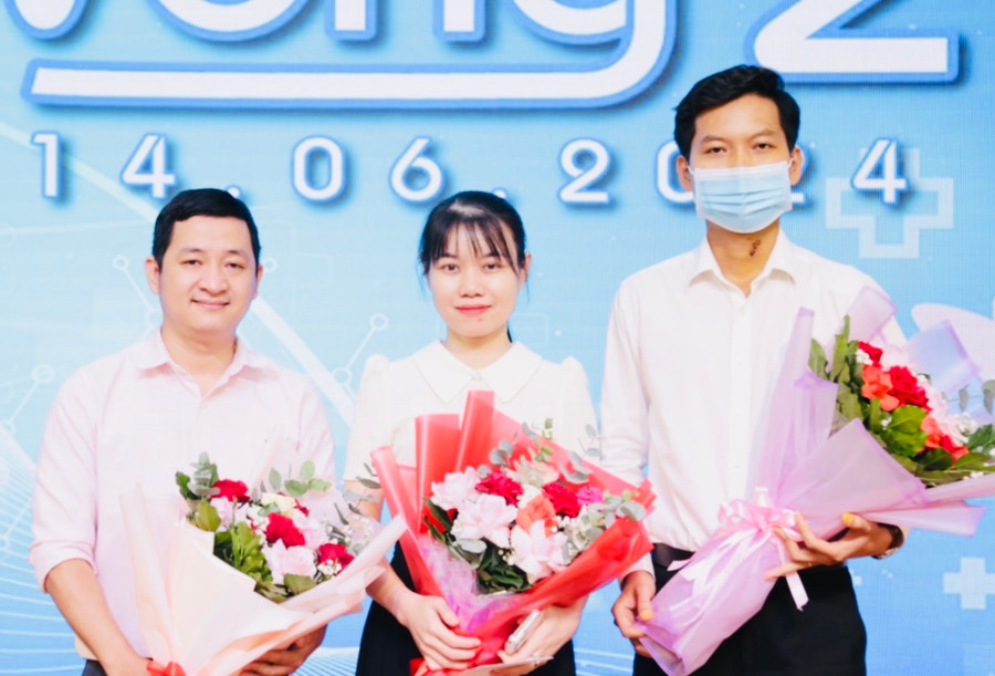 Bác sĩ CK1 Võ Phương Đề (ngoài cùng bên trái)-Khoa Xét nghiệm Chẩn đoán hình ảnh (Trung tâm Y tế huyện Phú Thiện) xuất sắc vào vòng chung kết. Ảnh: Sở Y tế Gia Lai cung cấp.