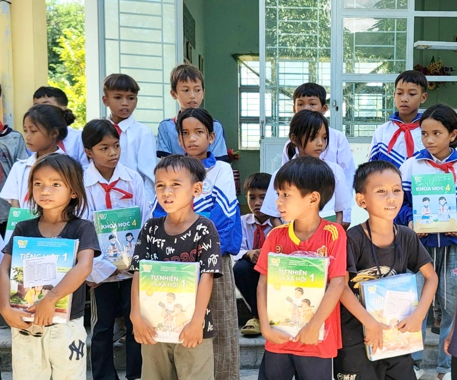 Các em học sinh phấn khởi nhận sách giáo khoa mới do chương trình trao tặng. Ảnh: Như Nguyện Các em học sinh phấn khởi nhận sách giáo khoa mới do chương trình trao tặng. Ảnh: Như Nguyện