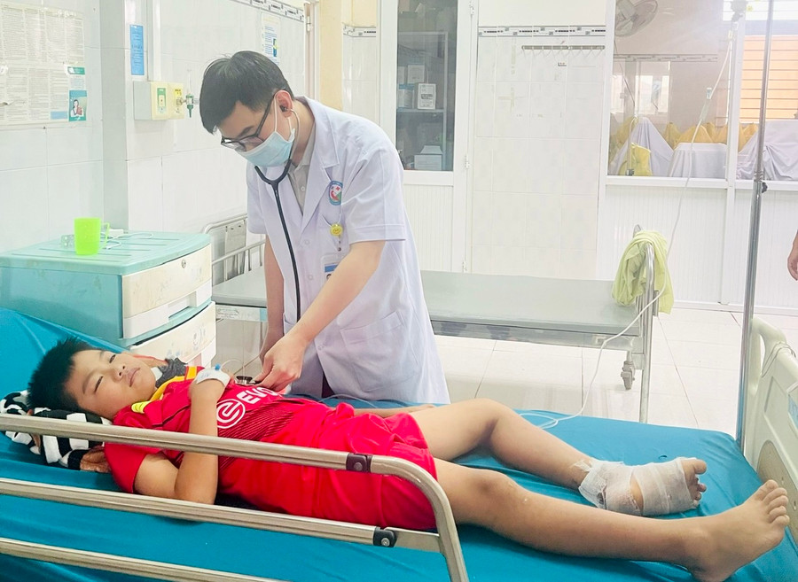 Đắp thuốc nam trị rắn cắn, bệnh nhi này phải tháo khớp ngón chân thứ hai bàn chân trái. Ảnh: Như Nguyện Đắp thuốc nam trị rắn cắn, bệnh nhi này phải tháo khớp ngón chân thứ hai bàn chân trái. Ảnh: Như Nguyện