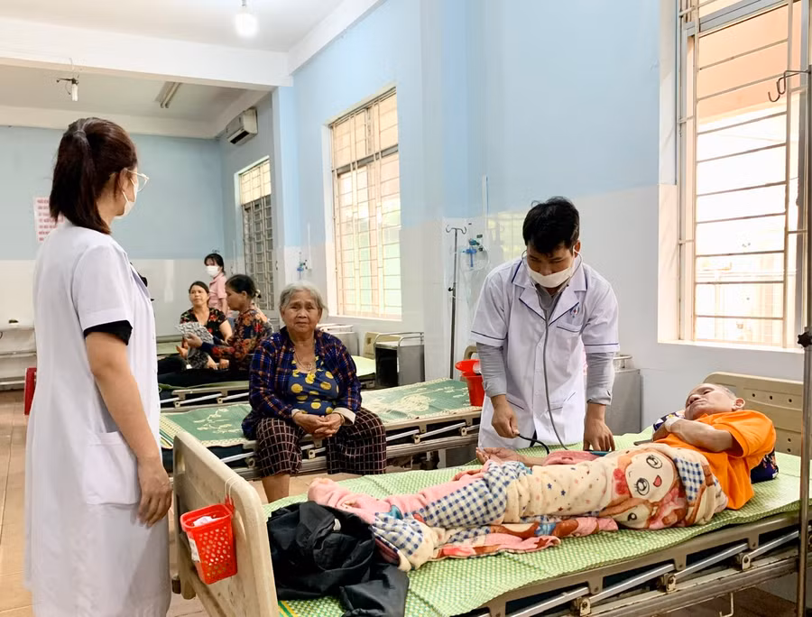 UBND tỉnh chỉ đạo ngành Y tế đảm bảo thuốc, vật tư trang thiết bị y tế đảm bảo công tác khám chữa bệnh cho người dân nhất là khám chữa bệnh BHYT. Ảnh: Như Nguyện