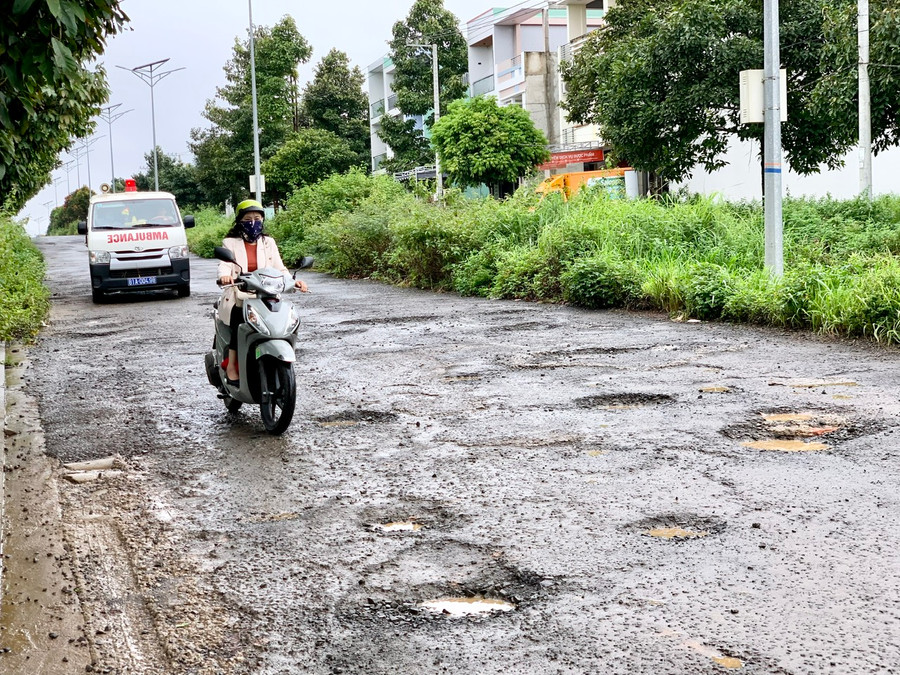 Đoạn đường có nhiều ổ gà gây khó khăn cho người tham gia giao thông. Ảnh: Như Nguyện