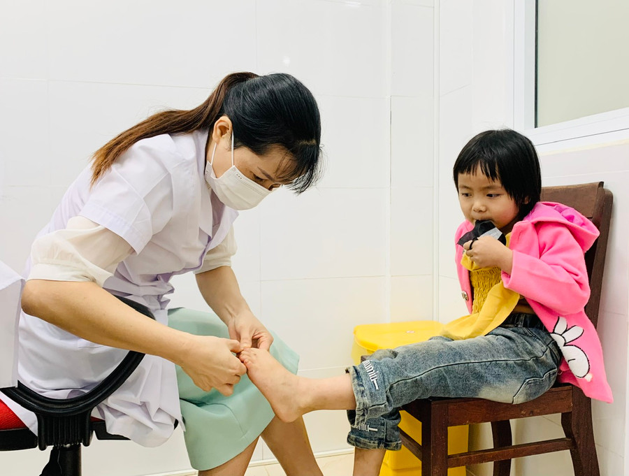 Đối tượng có nguy cơ mắc bệnh tay chân miệng cao nhất là trẻ em dưới 5 tuổi. Ảnh: Như Nguyện Đối tượng có nguy cơ mắc bệnh tay chân miệng cao nhất là trẻ em dưới 5 tuổi. Ảnh: Như Nguyện