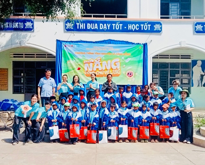 Đại diện nhà tài trợ và địa phương cùng nhà trường chụp ảnh lưu niệm sau khi trao quà cho học sinh. Ảnh: Nhà trường cung cấp