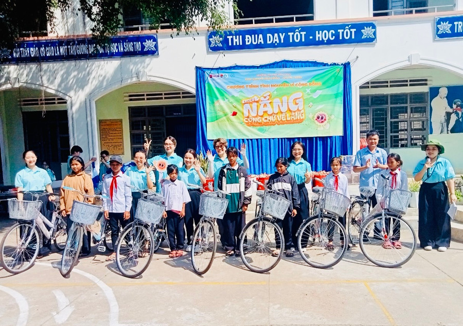 Nhà tài trợ cũng trao tặng 7 chiếc xe đạp cho 7 em học sinh nghèo vượt khó học giỏi của Trường Tiểu học và Trung học cơ sở Lê Lợi (xã Đăk Tơ Pang, huyện Kông Chro, tỉnh Gia Lai). Ảnh: Nhà trường cung cấp