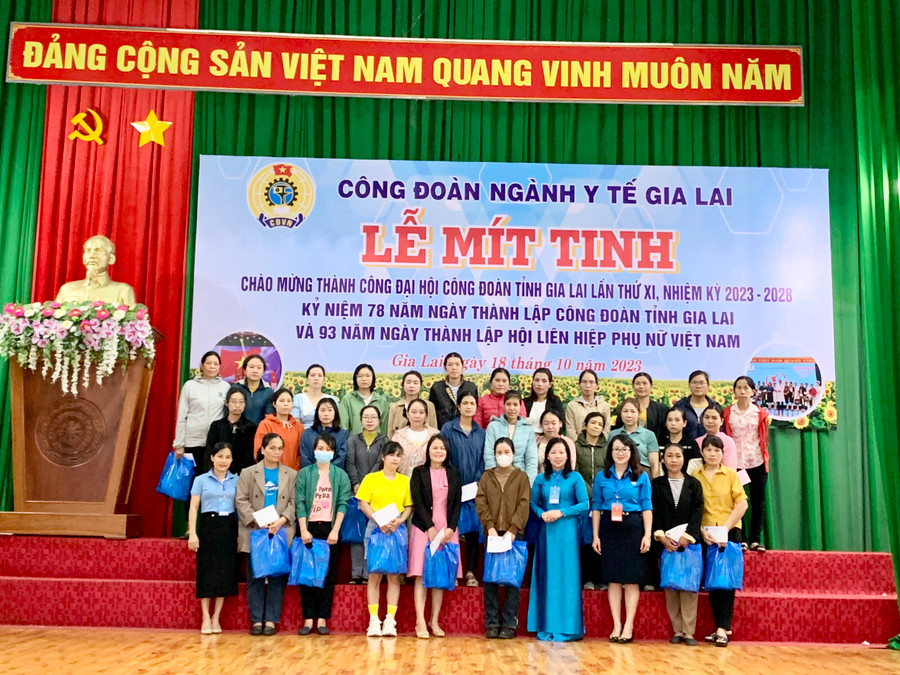 Công đoàn ngành Y tế tỉnh đã trao tặng 31 suất quà (500.000 đồng/suất) cho các nữ đoàn viên có hoàn cảnh khó khăn, các chị bị bệnh hiểm nghèo của các công đoàn cơ sở trực thuộc. Ảnh: Như Nguyện