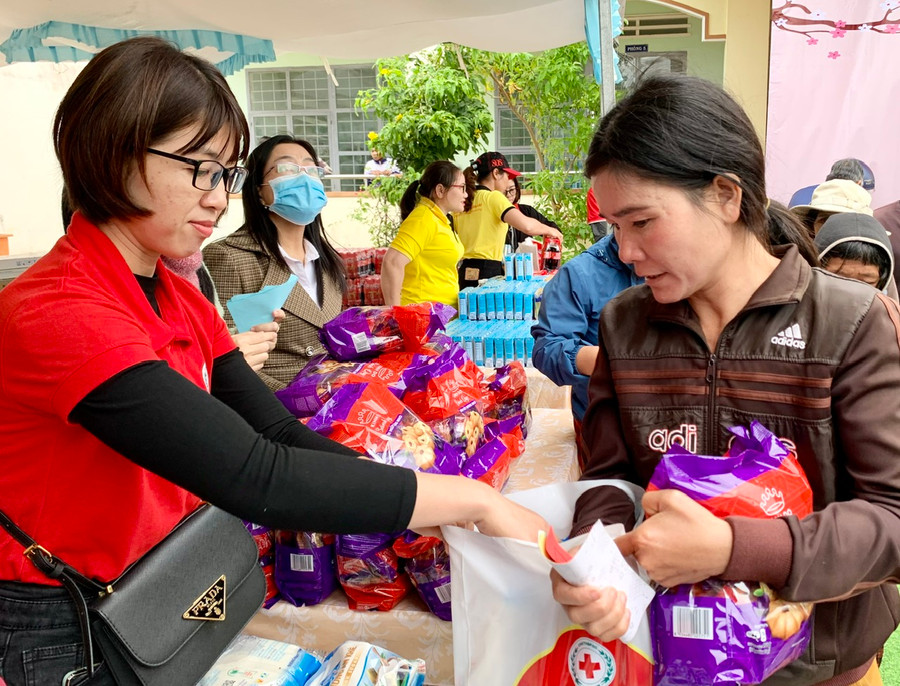 Các cấp hội Chữ thập đỏ trong huyện Mang Yang phấn đấu chăm lo, hỗ trợ 2.750 lượt người nghèo, khó khăn, người dễ bị tổn thương trong dịp Tết Nguyên đán Giáp Thìn 2024. Ảnh: Như Nguyện