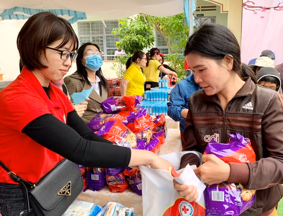 Các cấp hội Chữ thập đỏ trong huyện Mang Yang phấn đấu chăm lo, hỗ trợ 2.750 lượt người nghèo, khó khăn, người dễ bị tổn thương trong dịp Tết Nguyên đán Giáp Thìn 2024. Ảnh: Như Nguyện